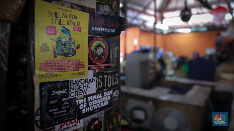 Pedagang sepatu menunggu pembeli di pasar Taman Puring, Kebayoran, Jakarta, Senin (25/9/2023). Pasar Taman Puring yang pada awal tahun 2.000-an menjadi primadona anak muda Jakarta membeli sepatu brand ternama, kini sepi akibat masifnya penjualan online melalaui platform media sosial. (CNBC Indonesia/Faisal Rahman)