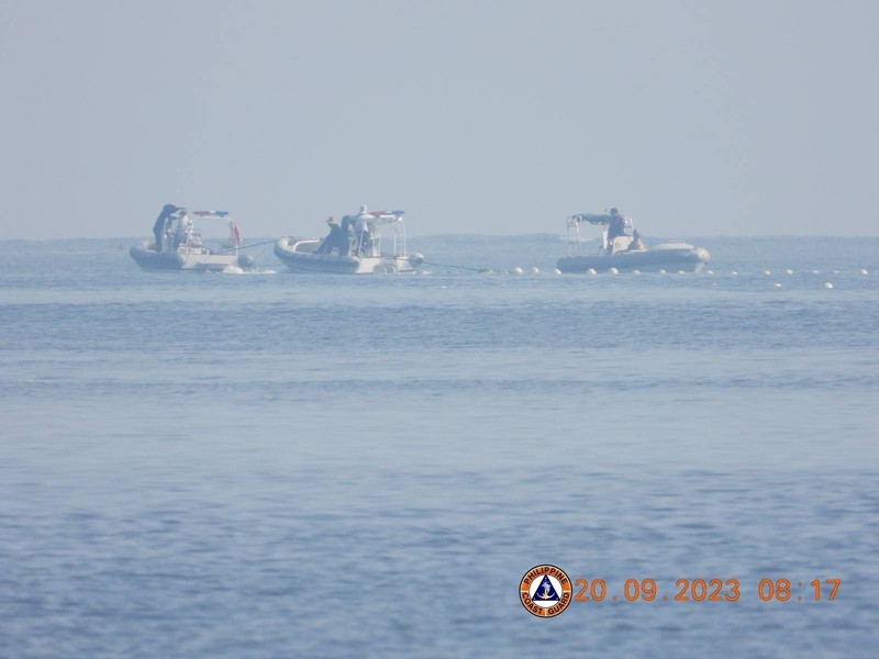 Perahu Penjaga Pantai Tiongkok di dekat penghalang terapung digambarkan pada tanggal 20 September 2023, di dekat Scarborough Shoal di Laut Cina Selatan, dalam gambar selebaran yang dirilis oleh Penjaga Pantai Filipina pada tanggal 24 September 2023. Perahu Penjaga Pantai Tiongkok di dekat penghalang terapung digambarkan pada tanggal 20 September 2023, di dekat Scarborough Shoal di Laut Cina Selatan, dalam gambar selebaran yang dirilis oleh Penjaga Pantai Filipina pada tanggal 24 September 2023. (Philippine Coast Guard/Handout via REUTERS)