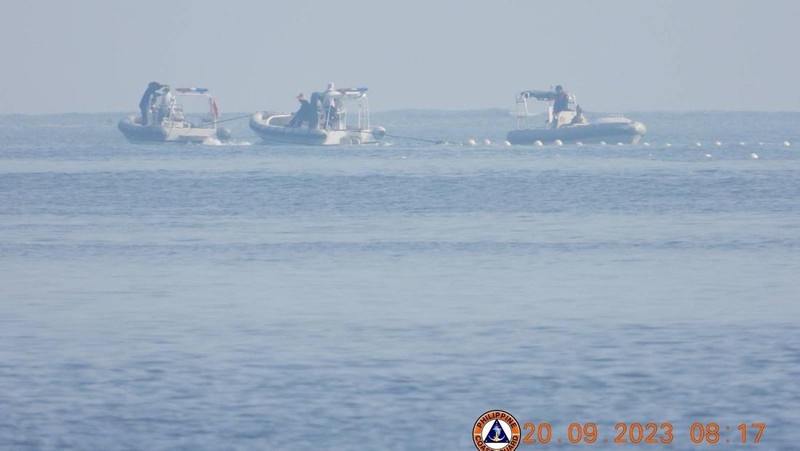 Perahu Penjaga Pantai Tiongkok di dekat penghalang terapung digambarkan pada tanggal 20 September 2023, di dekat Scarborough Shoal di Laut Cina Selatan, dalam gambar selebaran yang dirilis oleh Penjaga Pantai Filipina pada tanggal 24 September 2023. (Philippine Coast Guard/Handout via REUTERS)