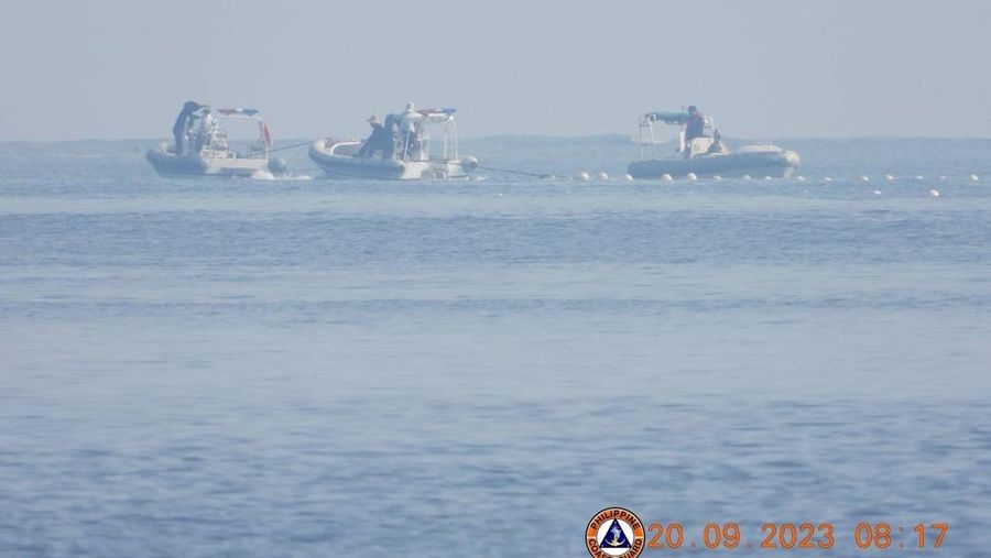 Perahu Penjaga Pantai Tiongkok di dekat penghalang terapung digambarkan pada tanggal 20 September 2023, di dekat Scarborough Shoal di Laut Cina Selatan, dalam gambar selebaran yang dirilis oleh Penjaga Pantai Filipina pada tanggal 24 September 2023. (Philippine Coast Guard/Handout via REUTERS)