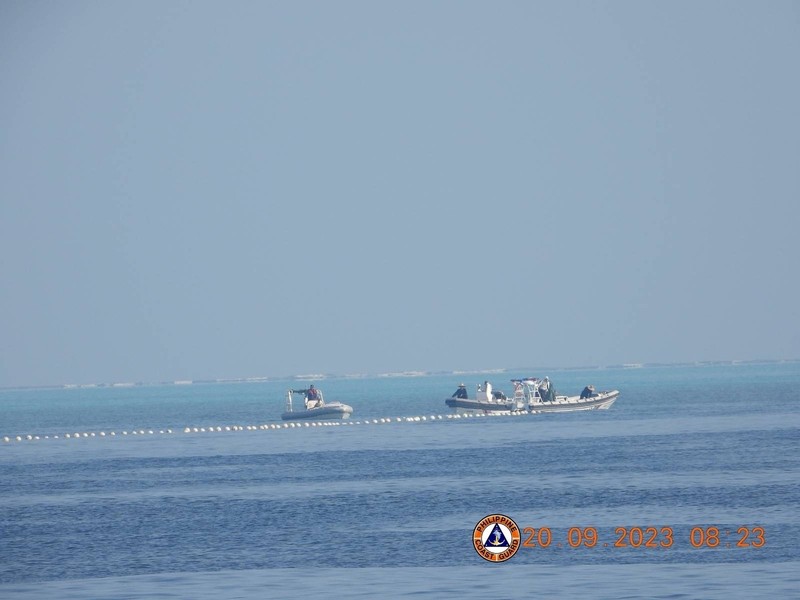 Perahu Penjaga Pantai Tiongkok di dekat penghalang terapung digambarkan pada tanggal 20 September 2023, di dekat Scarborough Shoal di Laut Cina Selatan, dalam gambar selebaran yang dirilis oleh Penjaga Pantai Filipina pada tanggal 24 September 2023. Perahu Penjaga Pantai Tiongkok di dekat penghalang terapung digambarkan pada tanggal 20 September 2023, di dekat Scarborough Shoal di Laut Cina Selatan, dalam gambar selebaran yang dirilis oleh Penjaga Pantai Filipina pada tanggal 24 September 2023. (Philippine Coast Guard/Handout via REUTERS)