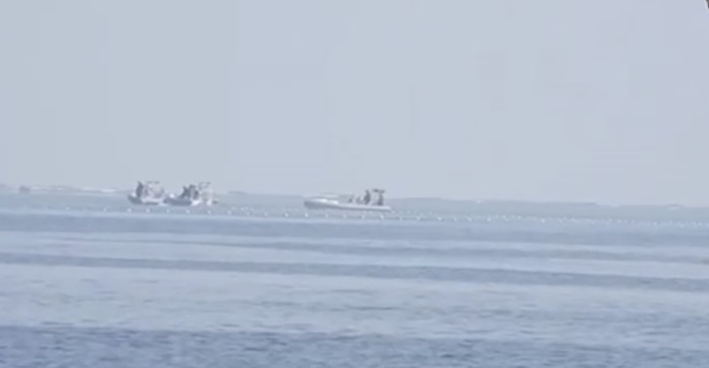 Perahu Penjaga Pantai Tiongkok di dekat penghalang terapung digambarkan pada tanggal 20 September 2023, di dekat Scarborough Shoal di Laut Cina Selatan, dalam gambar selebaran yang dirilis oleh Penjaga Pantai Filipina pada tanggal 24 September 2023. Perahu Penjaga Pantai Tiongkok di dekat penghalang terapung digambarkan pada tanggal 20 September 2023, di dekat Scarborough Shoal di Laut Cina Selatan, dalam gambar selebaran yang dirilis oleh Penjaga Pantai Filipina pada tanggal 24 September 2023. (Philippine Coast Guard/Handout via REUTERS)
