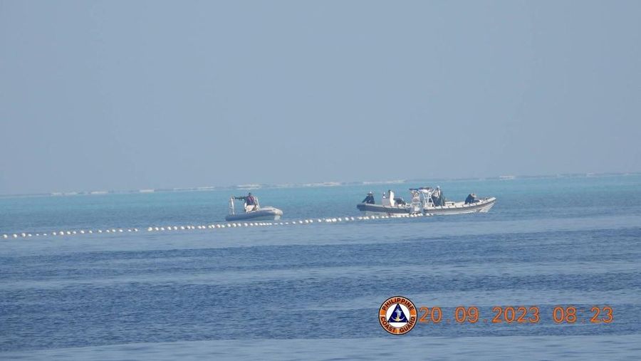Perahu Penjaga Pantai Tiongkok di dekat penghalang terapung digambarkan pada tanggal 20 September 2023, di dekat Scarborough Shoal di Laut Cina Selatan, dalam gambar selebaran yang dirilis oleh Penjaga Pantai Filipina pada tanggal 24 September 2023. (Philippine Coast Guard/Handout via REUTERS)