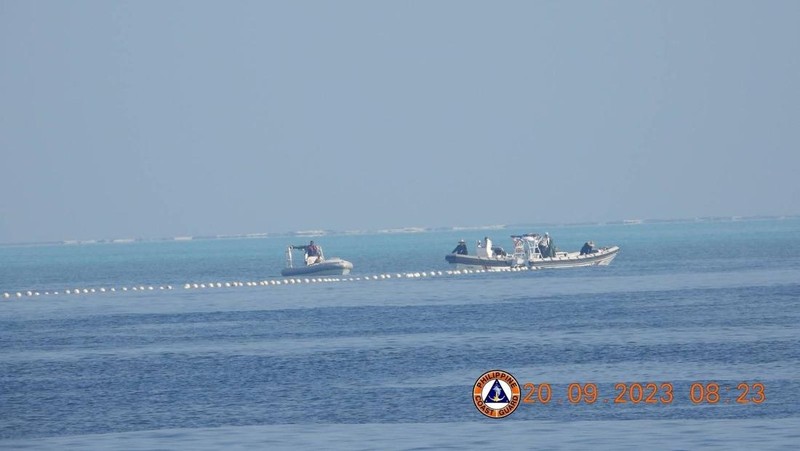 Perahu Penjaga Pantai Tiongkok di dekat penghalang terapung digambarkan pada tanggal 20 September 2023, di dekat Scarborough Shoal di Laut Cina Selatan, dalam gambar selebaran yang dirilis oleh Penjaga Pantai Filipina pada tanggal 24 September 2023. (Philippine Coast Guard/Handout via REUTERS)