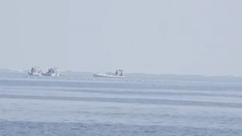 Perahu Penjaga Pantai Tiongkok di dekat penghalang terapung digambarkan pada tanggal 20 September 2023, di dekat Scarborough Shoal di Laut Cina Selatan, dalam gambar selebaran yang dirilis oleh Penjaga Pantai Filipina pada tanggal 24 September 2023. (Philippine Coast Guard/Handout via REUTERS)