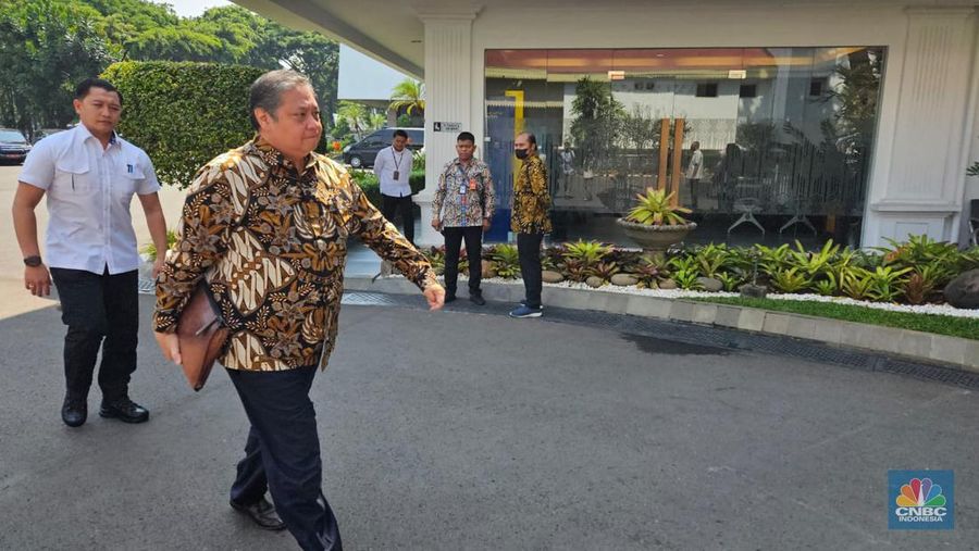 Presiden Joko Widodo memanggil sejumlah menteri untuk melakukan rapat internal mengenai masalah investasi di pulau Rempang, Provinsi Kepulauan Riau, Senin (25/9/2023). (CNBC Indonesia/Emir Yanwardhana)