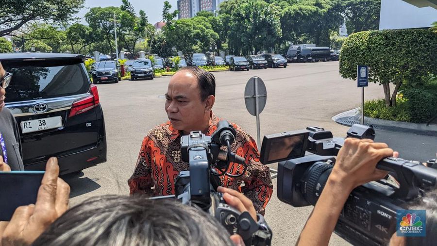 Presiden Joko Widodo memanggil sejumlah menteri untuk rapat terbatas mengenai perniagaan sistem elektronik, juga berkaitan dengan sosial commerce seperti Tiktok Shop. (վ/Emir Yanwardhana)