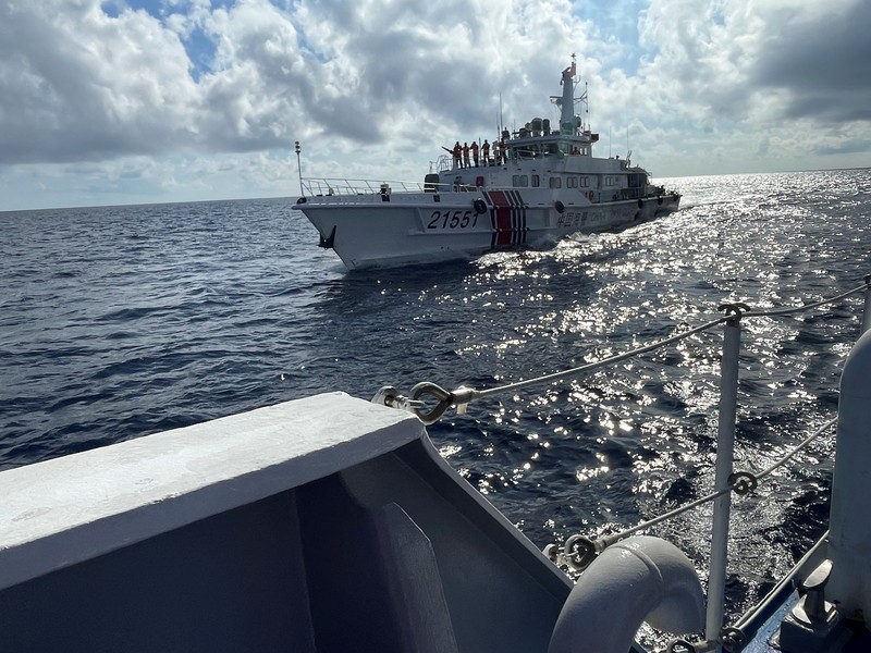 Perahu Penjaga Pantai Tiongkok di dekat penghalang terapung digambarkan pada tanggal 20 September 2023, di dekat Scarborough Shoal di Laut Cina Selatan, dalam gambar selebaran yang dirilis oleh Penjaga Pantai Filipina pada tanggal 24 September 2023. Perahu Penjaga Pantai Tiongkok di dekat penghalang terapung digambarkan pada tanggal 20 September 2023, di dekat Scarborough Shoal di Laut Cina Selatan, dalam gambar selebaran yang dirilis oleh Penjaga Pantai Filipina pada tanggal 24 September 2023. (Philippine Coast Guard/Handout via REUTERS)