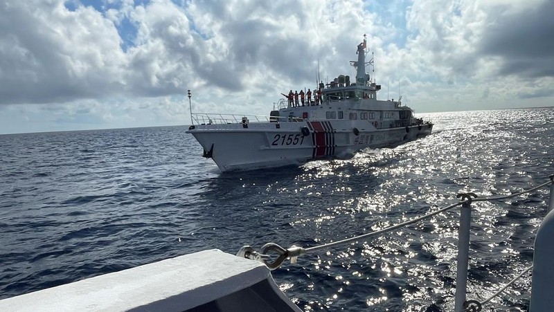Perahu Penjaga Pantai Tiongkok di dekat penghalang terapung digambarkan pada tanggal 20 September 2023, di dekat Scarborough Shoal di Laut Cina Selatan, dalam gambar selebaran yang dirilis oleh Penjaga Pantai Filipina pada tanggal 24 September 2023. (Philippine Coast Guard/Handout via REUTERS)