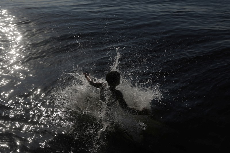 Orang-orang menyegarkan diri di kolam renang, saat gelombang panas di Rio de Janeiro, Brasil 24 September 2023. Orang-orang menyegarkan diri di kolam renang, saat gelombang panas di Rio de Janeiro, Brasil 24 September 2023. (REUTERS/Pilar Olivares)