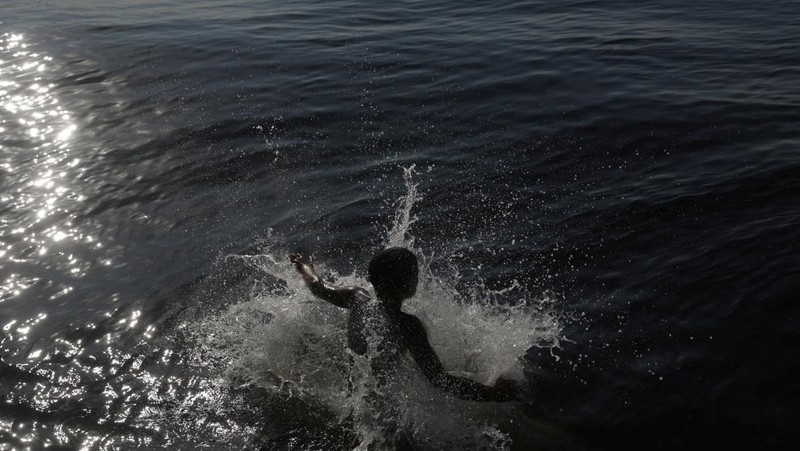 Orang-orang menyegarkan diri di kolam renang, saat gelombang panas di Rio de Janeiro, Brasil 24 September 2023. (REUTERS/Pilar Olivares)