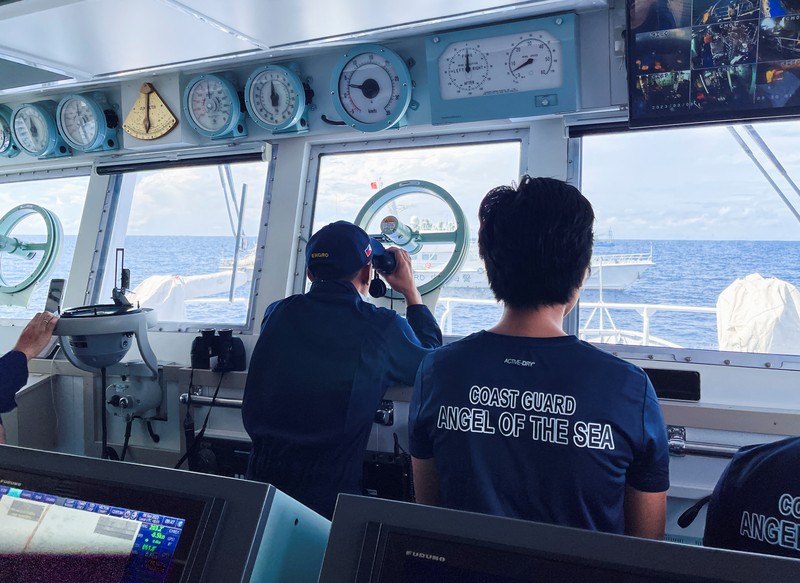 Perahu Penjaga Pantai Tiongkok di dekat penghalang terapung digambarkan pada tanggal 20 September 2023, di dekat Scarborough Shoal di Laut Cina Selatan, dalam gambar selebaran yang dirilis oleh Penjaga Pantai Filipina pada tanggal 24 September 2023. (Philippine Coast Guard/Handout via REUTERS)