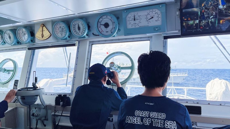 Perahu Penjaga Pantai Tiongkok di dekat penghalang terapung digambarkan pada tanggal 20 September 2023, di dekat Scarborough Shoal di Laut Cina Selatan, dalam gambar selebaran yang dirilis oleh Penjaga Pantai Filipina pada tanggal 24 September 2023. (Philippine Coast Guard/Handout via REUTERS)