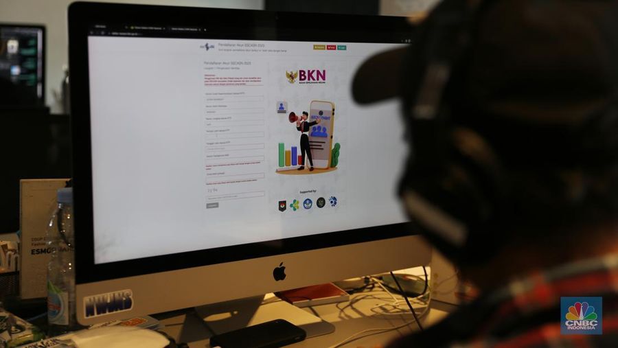Seorang pria mencoba untuk masuk ke situs SSCASN 2023. (CNBC Indonesia/Tias Budiarto)