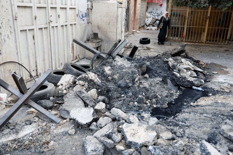Para pelayat menghadiri pemakaman dua warga Palestina, termasuk seorang pejuang kelompok Islam Hamas, yang terbunuh dalam serangan Israel, di Tulkarm di Tepi Barat yang diduduki Israel 24 September 2023. Para pelayat menghadiri pemakaman dua warga Palestina, termasuk seorang pejuang kelompok Islam Hamas, yang terbunuh dalam serangan Israel, di Tulkarm di Tepi Barat yang diduduki Israel 24 September 2023. (REUTERS/Raneen Sawafta)