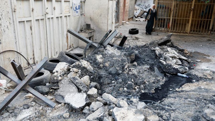 Para pelayat menghadiri pemakaman dua warga Palestina, termasuk seorang pejuang kelompok Islam Hamas, yang terbunuh dalam serangan Israel, di Tulkarm di Tepi Barat yang diduduki Israel 24 September 2023. (REUTERS/Raneen Sawafta)