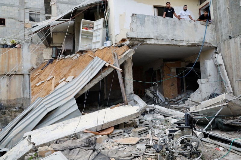 Para pelayat menghadiri pemakaman dua warga Palestina, termasuk seorang pejuang kelompok Islam Hamas, yang terbunuh dalam serangan Israel, di Tulkarm di Tepi Barat yang diduduki Israel 24 September 2023. Para pelayat menghadiri pemakaman dua warga Palestina, termasuk seorang pejuang kelompok Islam Hamas, yang terbunuh dalam serangan Israel, di Tulkarm di Tepi Barat yang diduduki Israel 24 September 2023. (REUTERS/Raneen Sawafta)