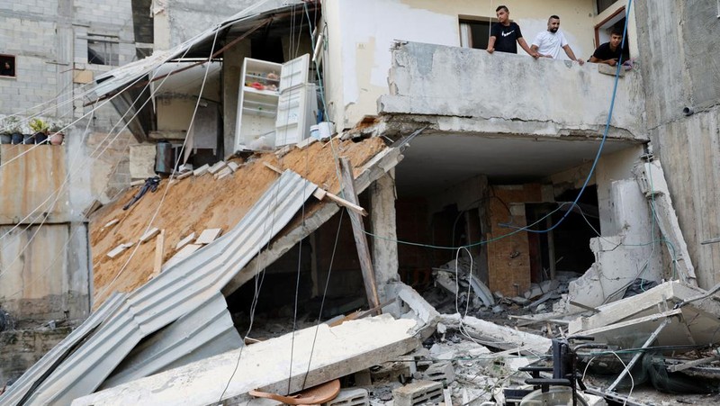 Para pelayat menghadiri pemakaman dua warga Palestina, termasuk seorang pejuang kelompok Islam Hamas, yang terbunuh dalam serangan Israel, di Tulkarm di Tepi Barat yang diduduki Israel 24 September 2023. (REUTERS/Raneen Sawafta)
