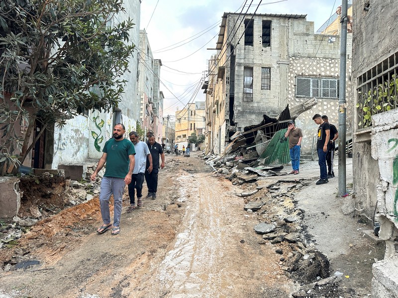 Para pelayat menghadiri pemakaman dua warga Palestina, termasuk seorang pejuang kelompok Islam Hamas, yang terbunuh dalam serangan Israel, di Tulkarm di Tepi Barat yang diduduki Israel 24 September 2023. Para pelayat menghadiri pemakaman dua warga Palestina, termasuk seorang pejuang kelompok Islam Hamas, yang terbunuh dalam serangan Israel, di Tulkarm di Tepi Barat yang diduduki Israel 24 September 2023. (REUTERS/Raneen Sawafta)