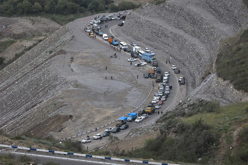 Armenia Azerbaijan A convoy of cars of ethnic Armenians from Nagorno-Karabakh move to Kornidzor in Syunik region, Armenia, Tuesday, Sept. 26, 2023. Thousands of Armenians have streamed out of Nagorno-Karabakh after the Azerbaijani military reclaimed full control of the breakaway region last week. (AP Photo/Vasily Krestyaninov)