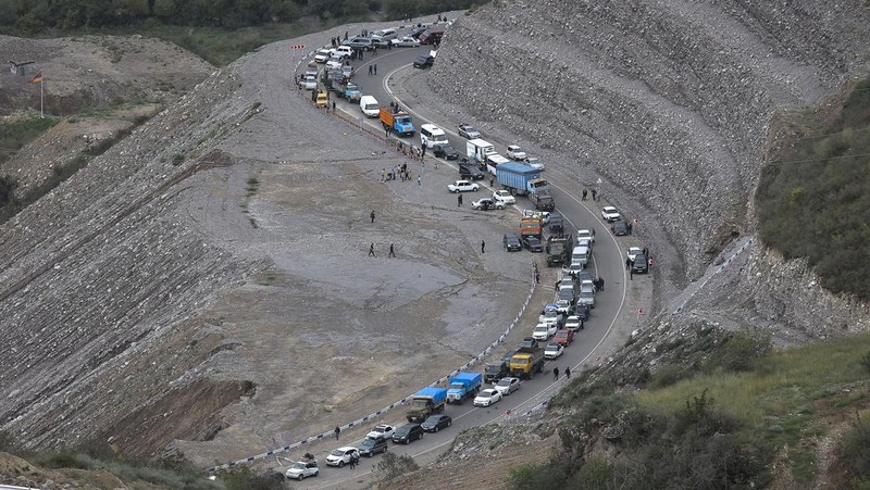A convoy of cars of ethnic Armenians from Nagorno-Karabakh move to Kornidzor in Syunik region, Armenia, Tuesday, Sept. 26, 2023. Thousands of Armenians have streamed out of Nagorno-Karabakh after the Azerbaijani military reclaimed full control of the breakaway region last week. (AP Photo/Vasily Krestyaninov)