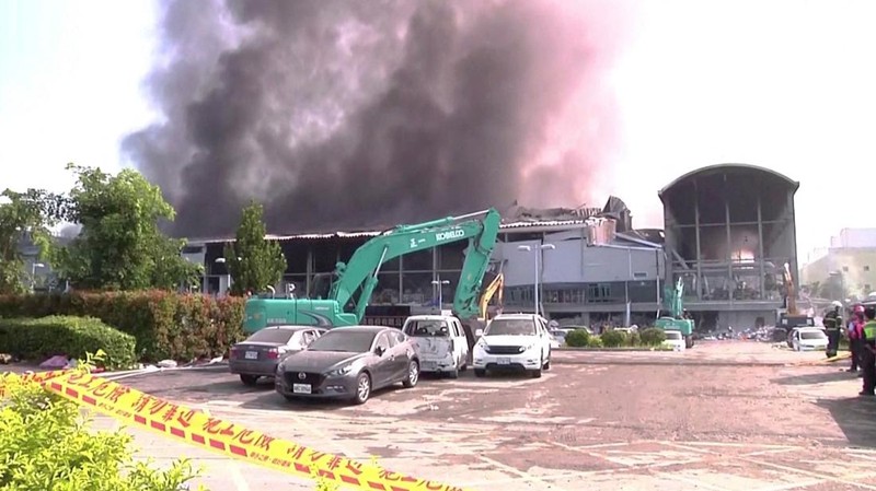 Pemandangan asap mengepul dari pabrik peralatan golf, menyusul kebakaran di pabrik peralatan golf, di Pingtung, Taiwan 22 September 2023 dalam tangkapan layar yang diperoleh dari video handout. (CTI/via Reuters TV/Handout via REUTERS)