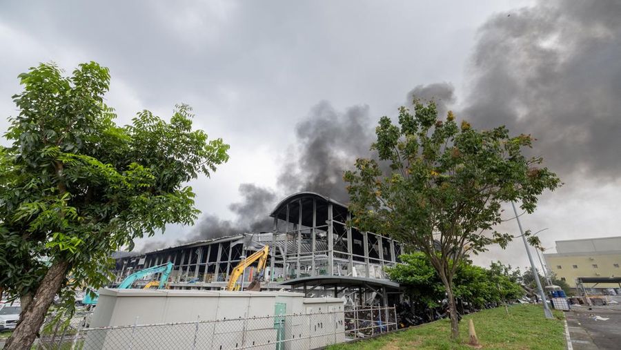 Pemandangan asap mengepul dari pabrik peralatan golf, menyusul kebakaran di pabrik peralatan golf, di Pingtung, Taiwan 22 September 2023 dalam tangkapan layar yang diperoleh dari video handout. (CTI/via Reuters TV/Handout via REUTERS)
