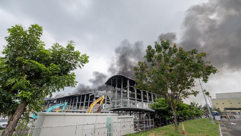 Pemandangan asap mengepul dari pabrik peralatan golf, menyusul kebakaran di pabrik peralatan golf, di Pingtung, Taiwan 22 September 2023 dalam tangkapan layar yang diperoleh dari video handout. (CTI/via Reuters TV/Handout via REUTERS)