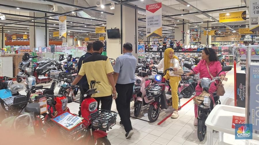 Diskon Sepeda Listrik di Transmart Full Day Sale. (CNBC Indonesia/Khoirul Anam)