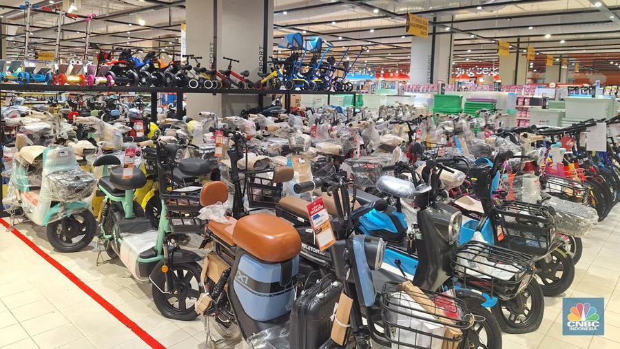 Diskon Sepeda Listrik di Transmart Full Day Sale. (CNBC Indonesia/Khoirul Anam)