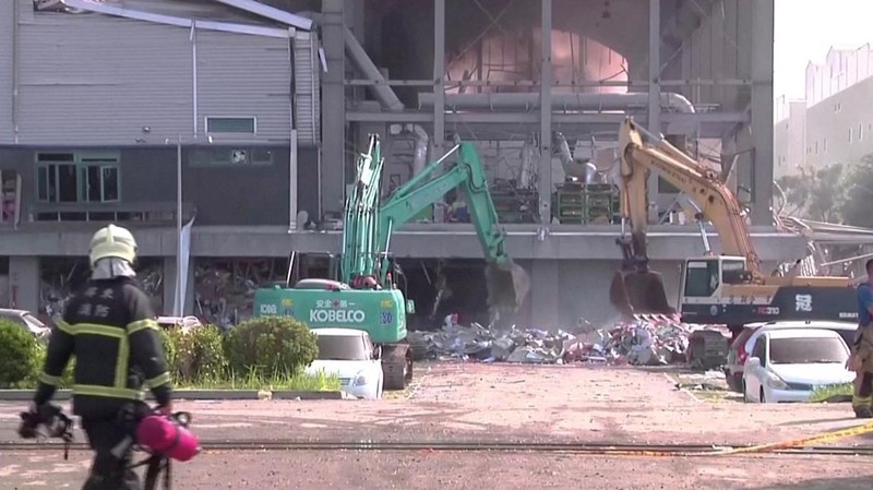 Pemandangan asap mengepul dari pabrik peralatan golf, menyusul kebakaran di pabrik peralatan golf, di Pingtung, Taiwan 22 September 2023 dalam tangkapan layar yang diperoleh dari video handout. (CTI/via Reuters TV/Handout via REUTERS)
