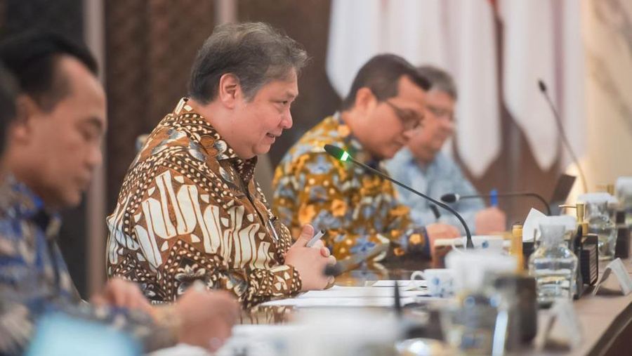Menteri Koordinator Bidang Perekonomian Republik Indonesia Airlangga Hartarto dengan Gubernur Japan Bank for International Cooperation (JBIC) Hayashi Nobumitsu di Kantor Kementerian Koordinator Perekonomian RI Jakarta, Selasa (26/09). Dok Kemenko Perekonomian