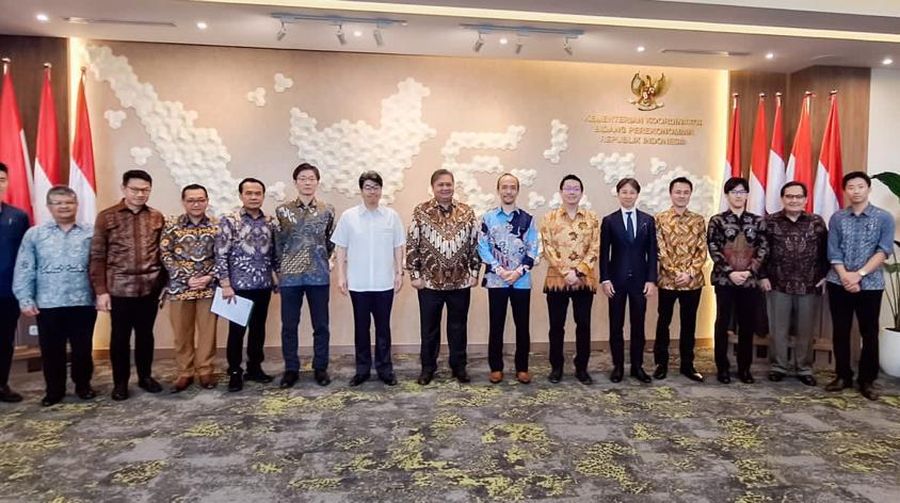 Menteri Koordinator Bidang Perekonomian Republik Indonesia Airlangga Hartarto dengan Gubernur Japan Bank for International Cooperation (JBIC) Hayashi Nobumitsu di Kantor Kementerian Koordinator Perekonomian RI Jakarta, Selasa (26/09). Dok Kemenko Perekonomian