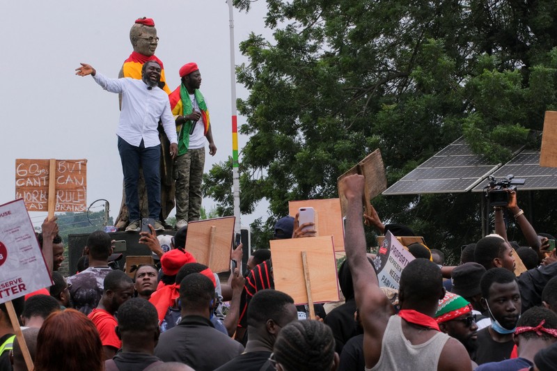 Warga Ghana berkumpul untuk hari ketiga protes anti-pemerintah di tengah penangkapan dan penghalangan polisi di Accra, Ghana, 23 September 2023. Warga Ghana berkumpul untuk hari ketiga protes anti-pemerintah di tengah penangkapan dan penghalangan polisi di Accra, Ghana, 23 September 2023. (REUTERS/Francis Kokoroko)