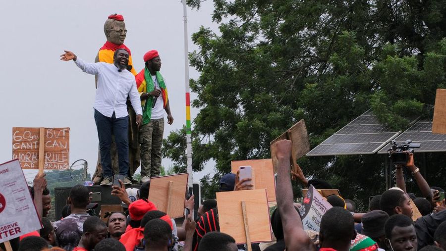 Oliver Barker-Vormawor, seorang aktivis politik, berbicara kepada para demonstran pada hari ketiga protes anti-pemerintah di tengah penangkapan dan penghalangan polisi di Accra, Ghana, 23 September 2023. (REUTERS/Francis Kokoroko)