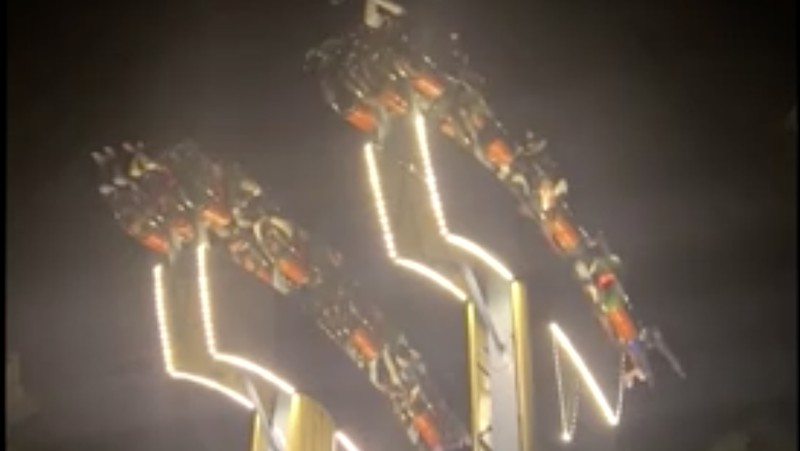 Pemandangan menunjukkan orang-orang terjebak terbalik di wahana taman hiburan yang tidak berfungsi di Vaughan, Ontario, Kanada 23 September 2023, dalam tangkapan layar yang diperoleh dari video media sosial. (Tangkapan Layar Video Reuters/TIKTOK @JIASHIRA_)