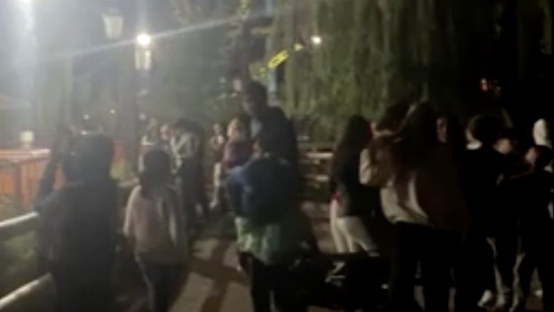 Pemandangan menunjukkan orang-orang terjebak terbalik di wahana taman hiburan yang tidak berfungsi di Vaughan, Ontario, Kanada 23 September 2023, dalam tangkapan layar yang diperoleh dari video media sosial. (Tangkapan Layar Video Reuters/TIKTOK @JIASHIRA_)