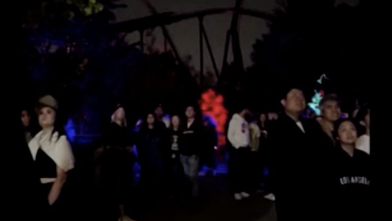 Pemandangan menunjukkan orang-orang terjebak terbalik di wahana taman hiburan yang tidak berfungsi di Vaughan, Ontario, Kanada 23 September 2023, dalam tangkapan layar yang diperoleh dari video media sosial. (Tangkapan Layar Video Reuters/TIKTOK @JIASHIRA_)