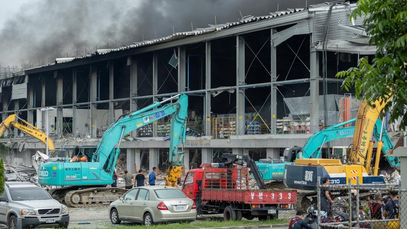 Pemandangan asap mengepul dari pabrik peralatan golf, menyusul kebakaran di pabrik peralatan golf, di Pingtung, Taiwan 22 September 2023 dalam tangkapan layar yang diperoleh dari video handout. (CTI/via Reuters TV/Handout via REUTERS)