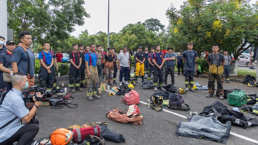 Pemandangan asap mengepul dari pabrik peralatan golf, menyusul kebakaran di pabrik peralatan golf, di Pingtung, Taiwan 22 September 2023 dalam tangkapan layar yang diperoleh dari video handout. (CTI/via Reuters TV/Handout via REUTERS)