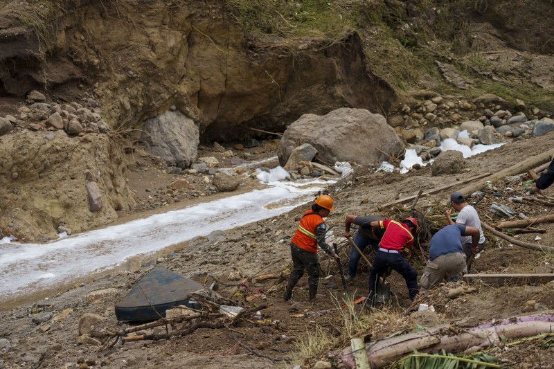 Sungai Naranjo mengalir melalui gubuk 