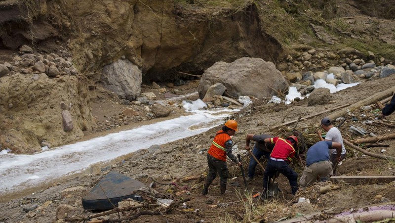 Sungai Naranjo mengalir melalui gubuk 