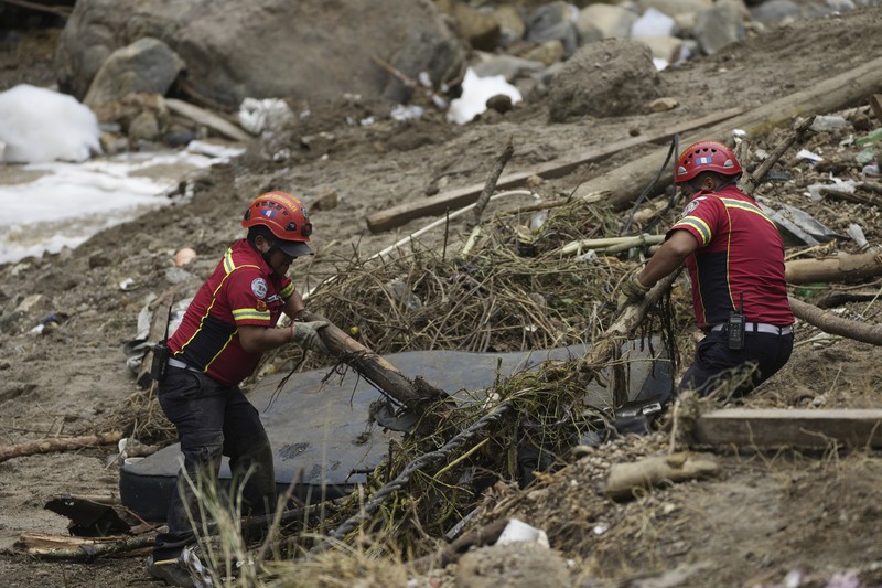 Sungai Naranjo mengalir melalui gubuk 