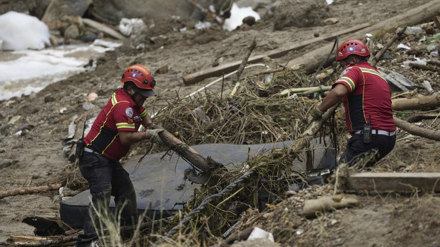 Sungai Naranjo mengalir melalui gubuk 