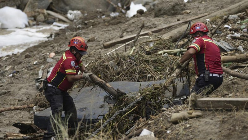 Sungai Naranjo mengalir melalui gubuk 