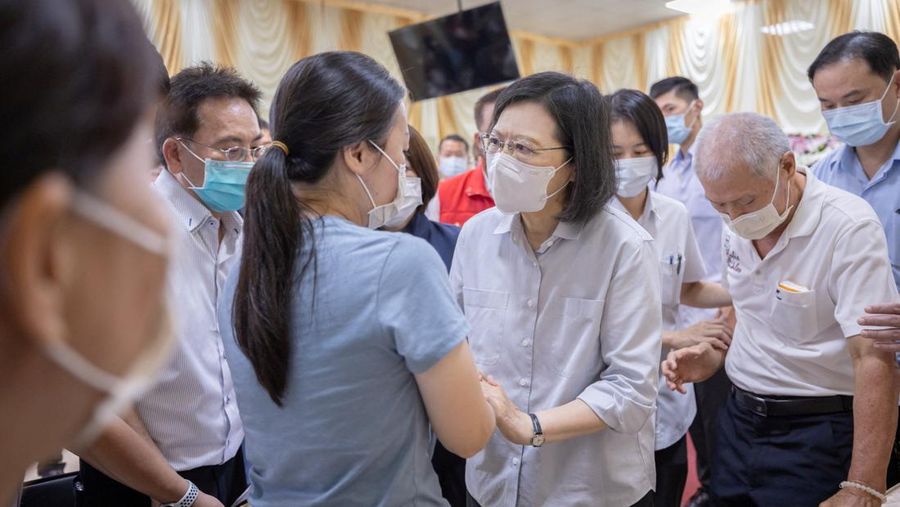 Pemandangan asap mengepul dari pabrik peralatan golf, menyusul kebakaran di pabrik peralatan golf, di Pingtung, Taiwan 22 September 2023 dalam tangkapan layar yang diperoleh dari video handout. (CTI/via Reuters TV/Handout via REUTERS)