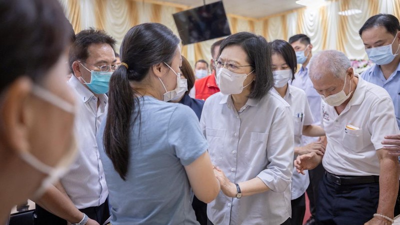 Pemandangan asap mengepul dari pabrik peralatan golf, menyusul kebakaran di pabrik peralatan golf, di Pingtung, Taiwan 22 September 2023 dalam tangkapan layar yang diperoleh dari video handout. (CTI/via Reuters TV/Handout via REUTERS)