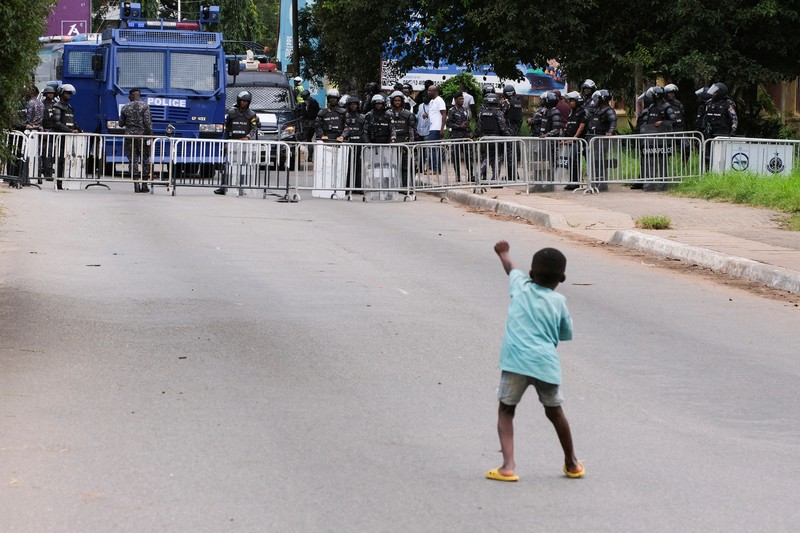 Warga Ghana berkumpul untuk hari ketiga protes anti-pemerintah di tengah penangkapan dan penghalangan polisi di Accra, Ghana, 23 September 2023. Warga Ghana berkumpul untuk hari ketiga protes anti-pemerintah di tengah penangkapan dan penghalangan polisi di Accra, Ghana, 23 September 2023. (REUTERS/Francis Kokoroko)