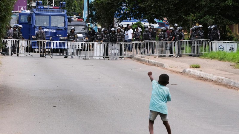 Warga Ghana berkumpul untuk hari ketiga protes anti-pemerintah di tengah penangkapan dan penghalangan polisi di Accra, Ghana, 23 September 2023. (REUTERS/Francis Kokoroko)