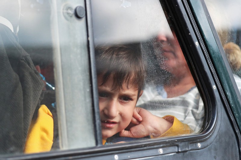 Warga berkumpul di samping bus di pusat Stepanakert sebelum meninggalkan Nagorno-Karabakh, wilayah yang dihuni etnis Armenia, 25 September 2023. Warga berkumpul di samping bus di pusat Stepanakert sebelum meninggalkan Nagorno-Karabakh, wilayah yang dihuni etnis Armenia, 25 September 2023. (REUTERS/David Ghahramanyan)